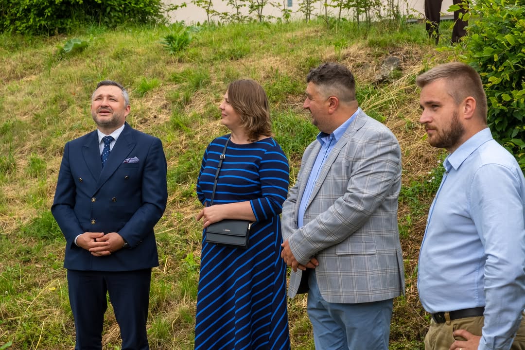 „Ak niečo skutočne miluješ, niet priekopy dostatočne hlbokej, aby ťa od toho oddelila.“ „Ak niečo skutočne miluješ, niet priekopy dostatočne hlbokej, aby ťa od toho oddelila.“