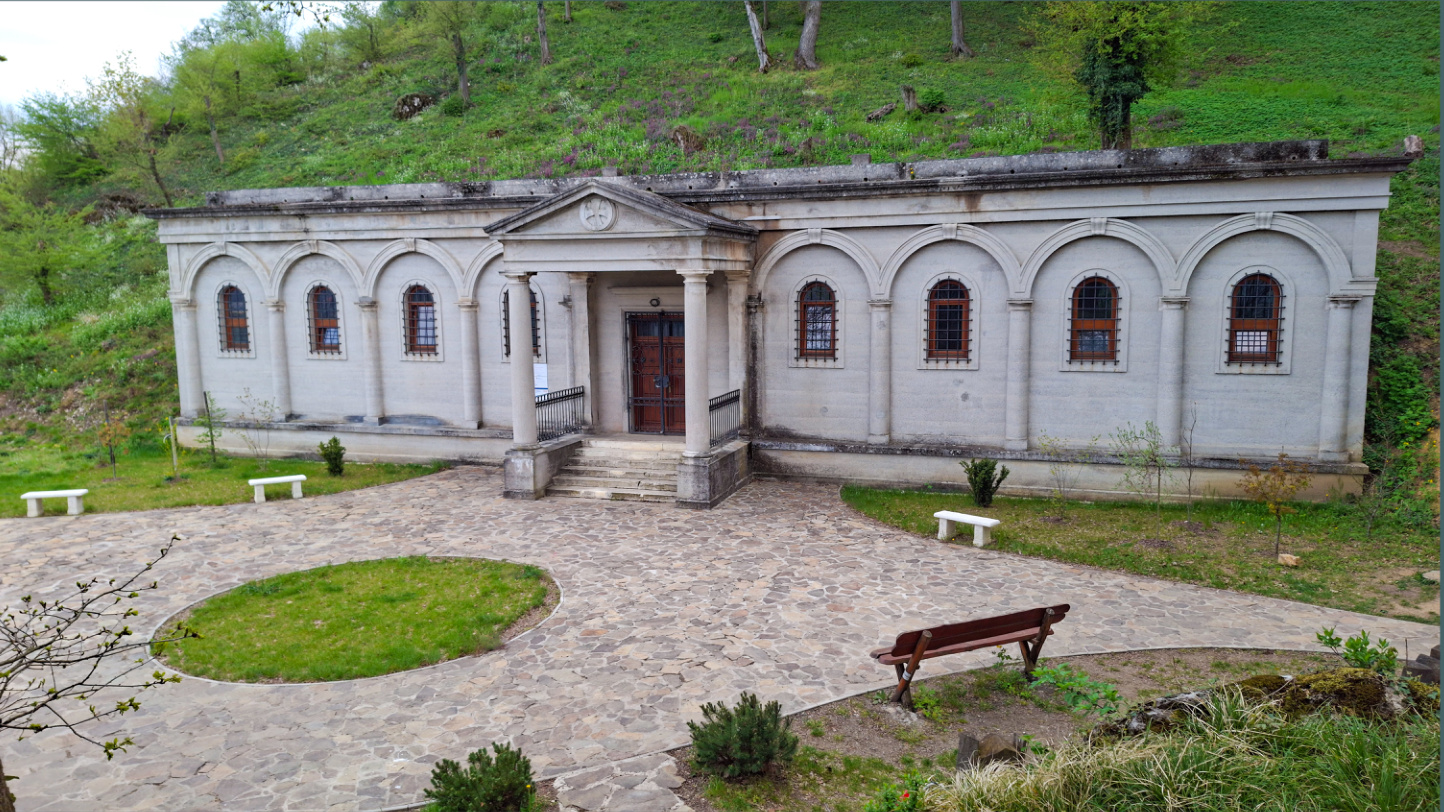 Kostol povýšenia sv. Kríža a hrobka rodu Barkóczy